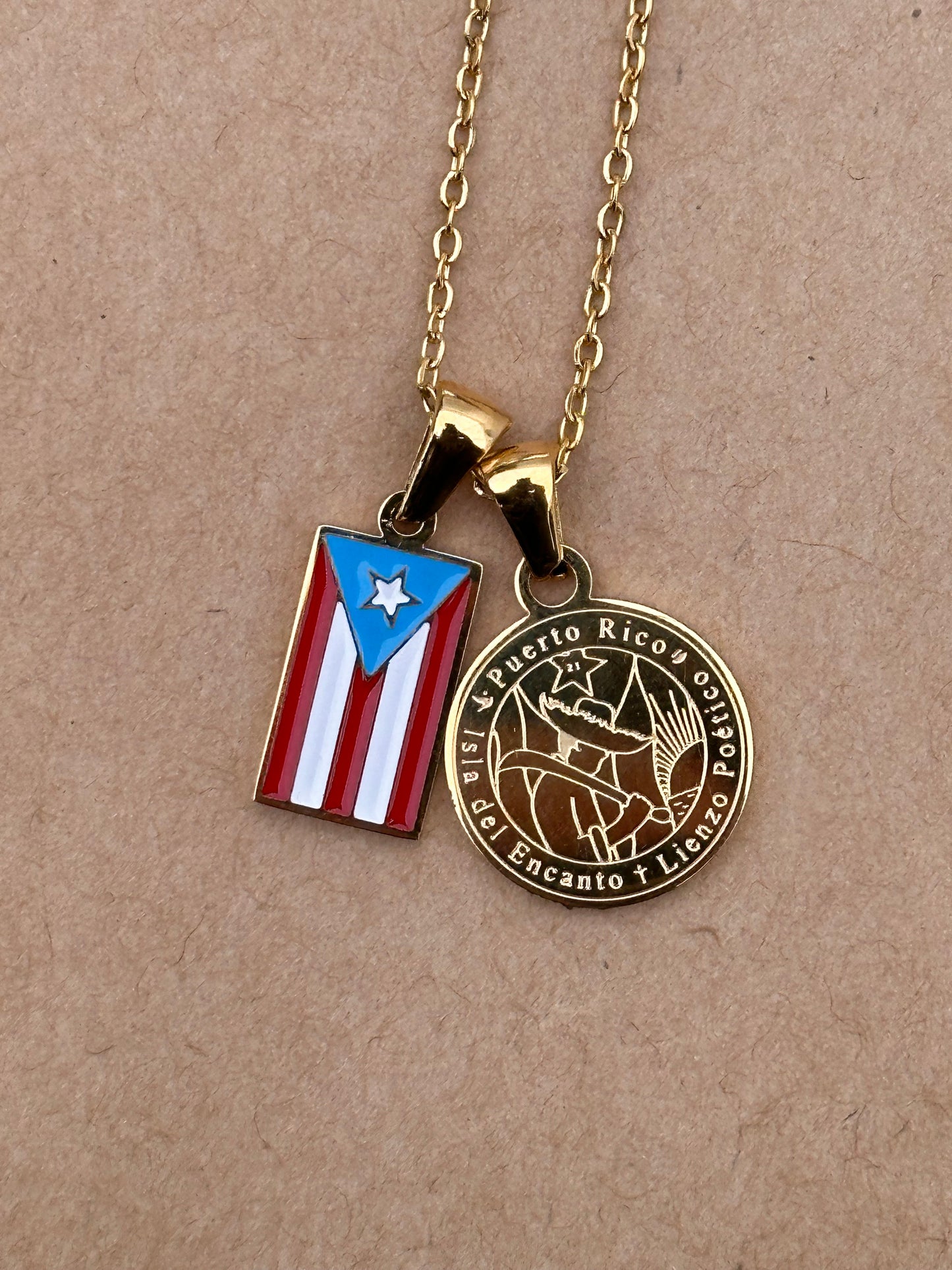 Bandera de Puerto Rico con moneda color oro