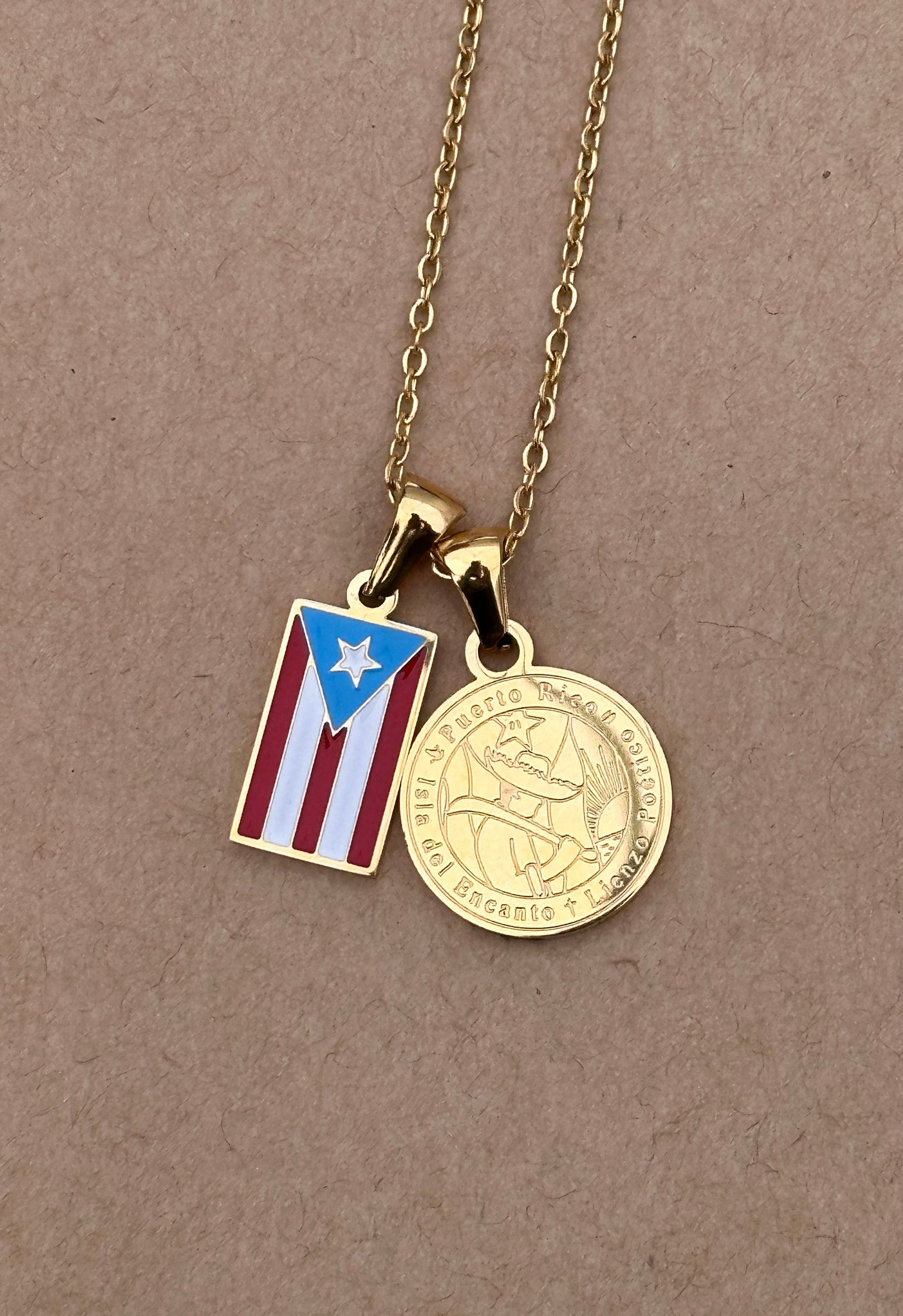 Bandera de Puerto Rico con moneda color oro