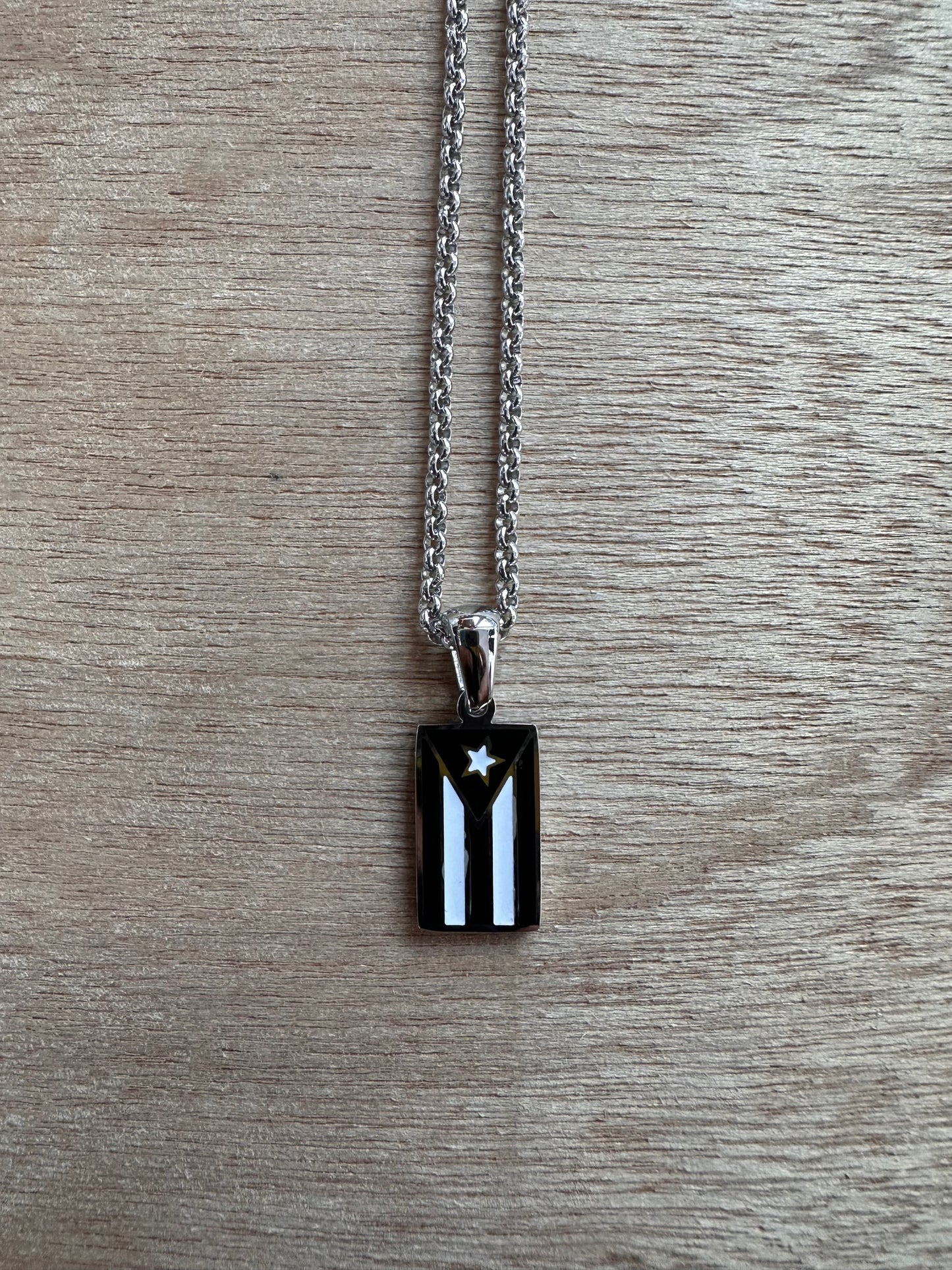 Bandera de Puerto Rico negra y blanca color plata