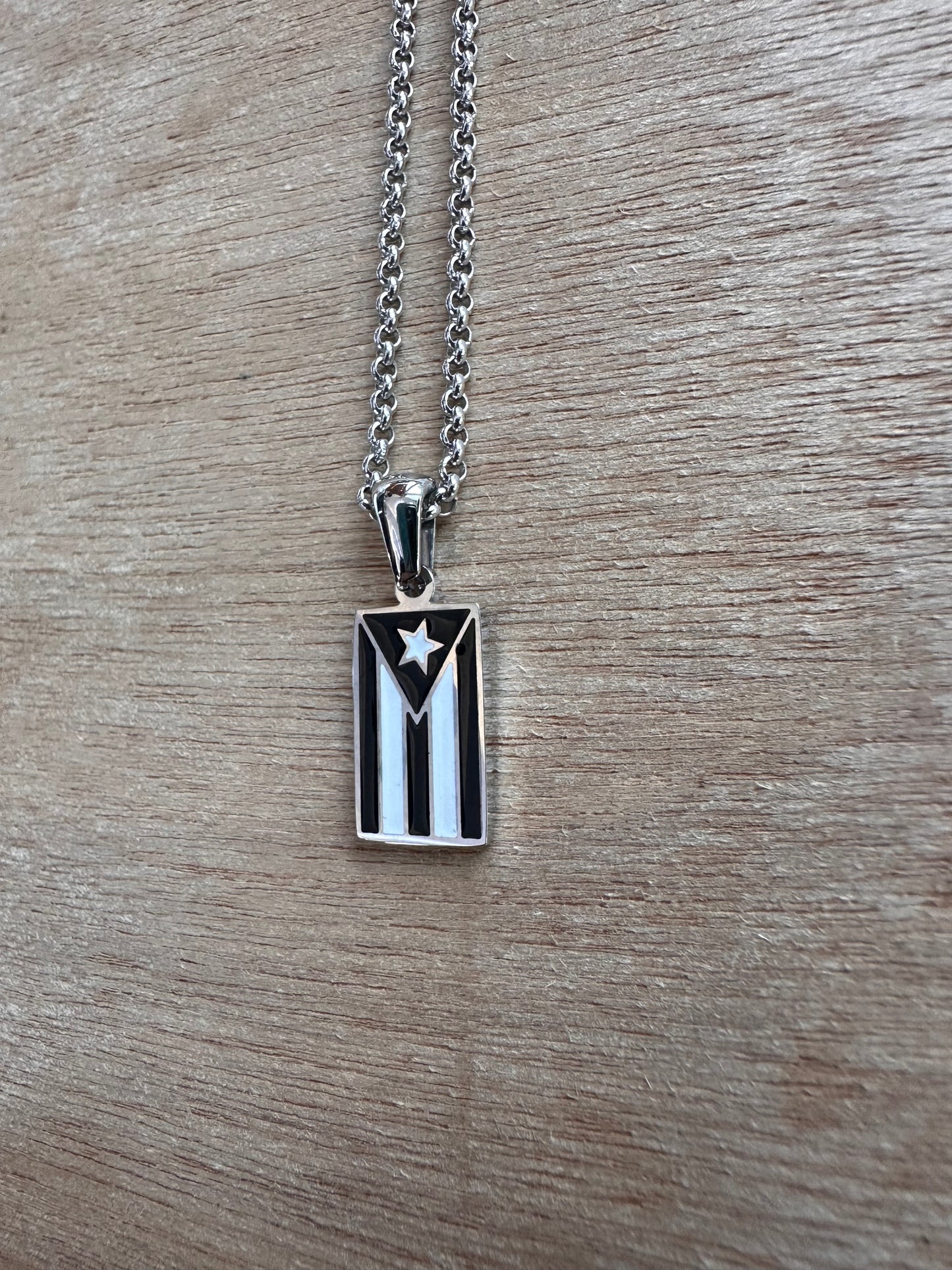 Bandera de Puerto Rico negra y blanca color plata